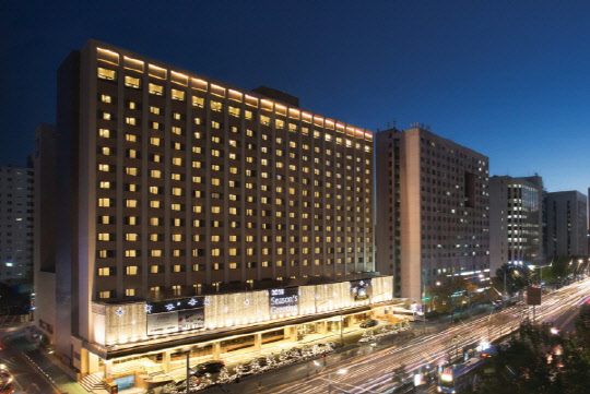 서울가든호텔이 가성비 높은 겨울 특선 메뉴와 크리스마스 메뉴를 내놓는다. 가격은 부가세 포함 주중 점심 2만 9700원 저녁 5만 4000원, 주말과 공휴일에는 5만 8000원이다. 특급호텔 가운데 이만한 가격은 찾아보기 힘들다. 서울가든호텔은 여의도, 홍대, 동대문, 명동, 광화문 등이 가깝고 뷔페도 독립된 6개의 별실을 추가 이용료 없이 이용할 수 있어 송년 모임 개최지로 제격이다. 서울가든호텔 제공